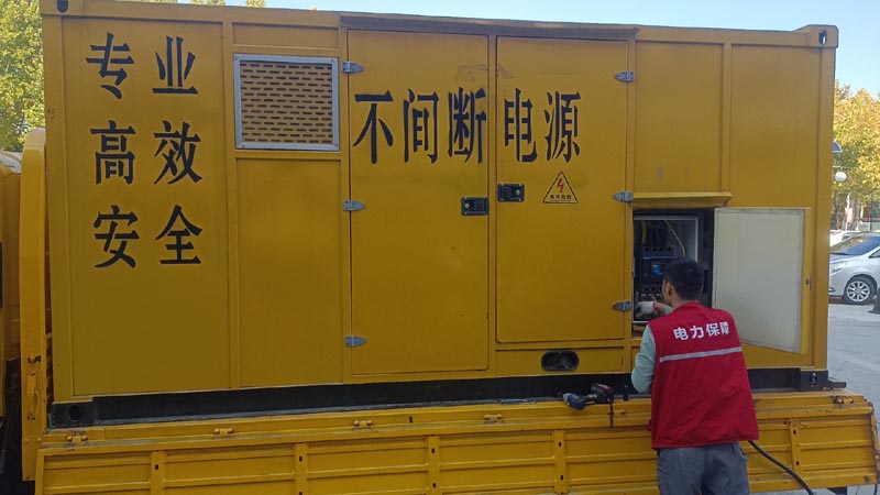 乌拉特中柴油发电机组和UPS电源配合使用时，如何避免切换过程中的电力中断？